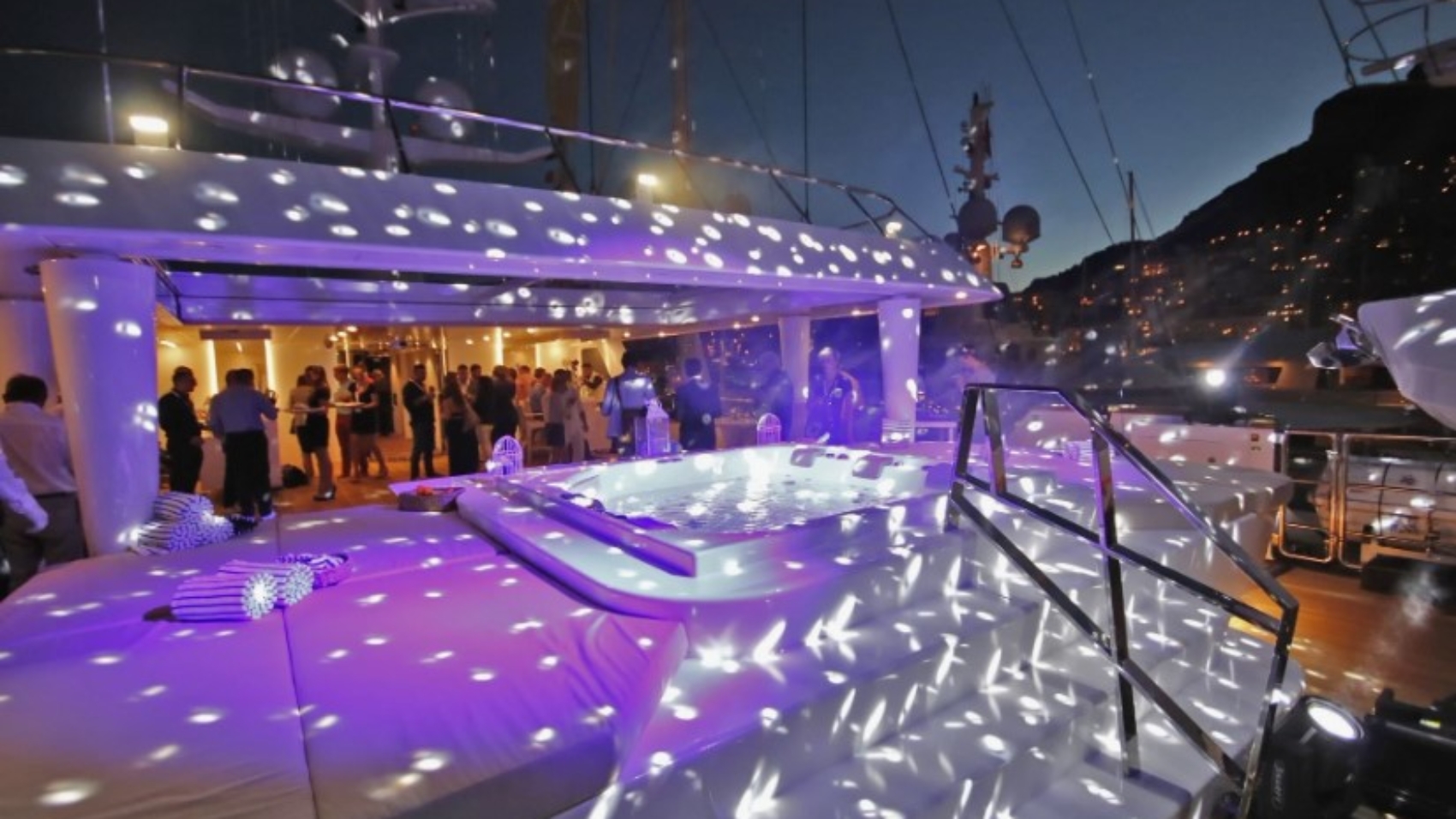 party-yacht-dubai