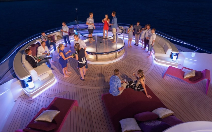 party-yacht-in-dubai